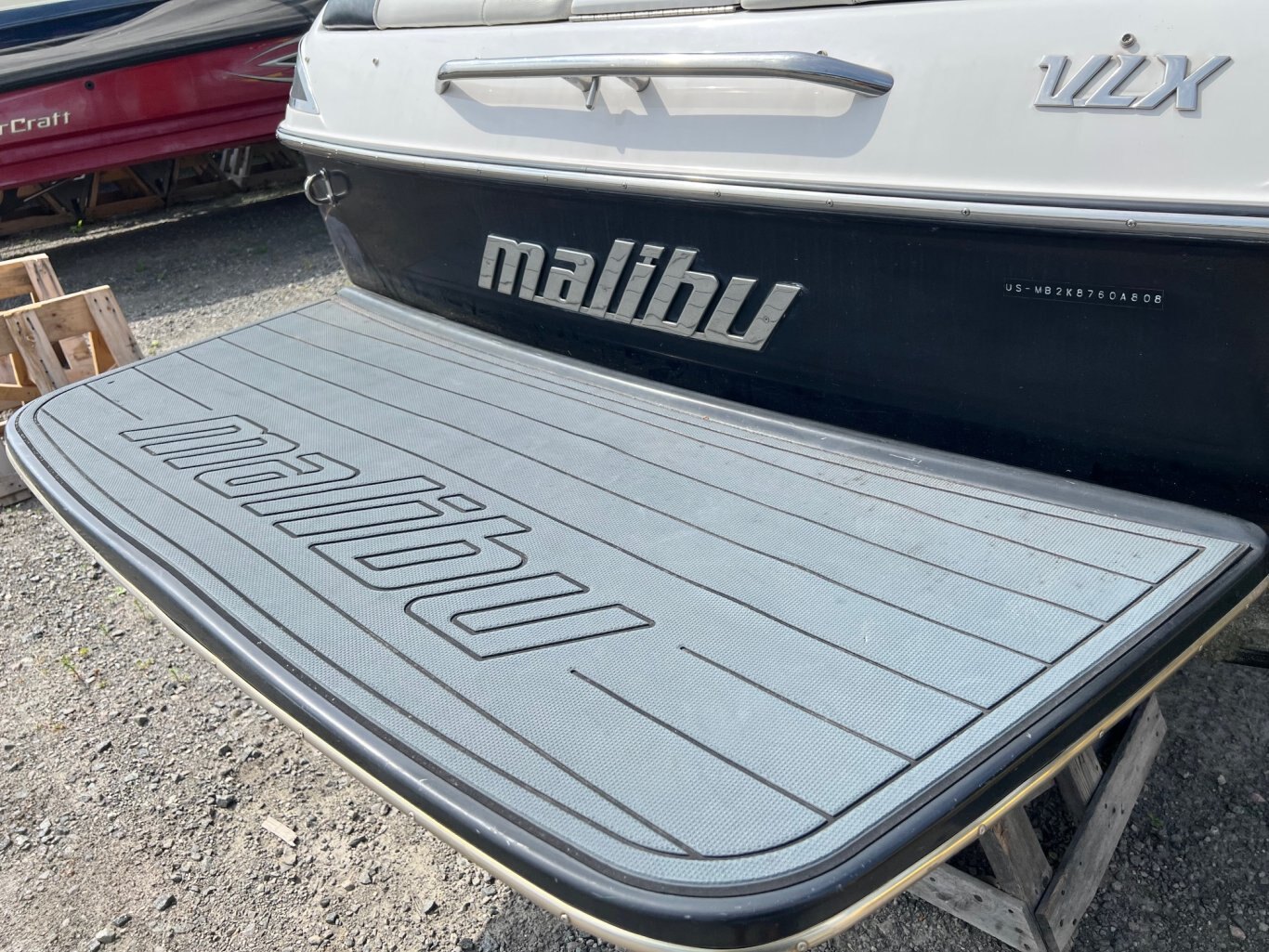 Bateau Malibu Wakesetter VLX 21.6' 2008 Blanc & Noir Moteur Indmar 5.7l 340hp 1053h Tout équipé!