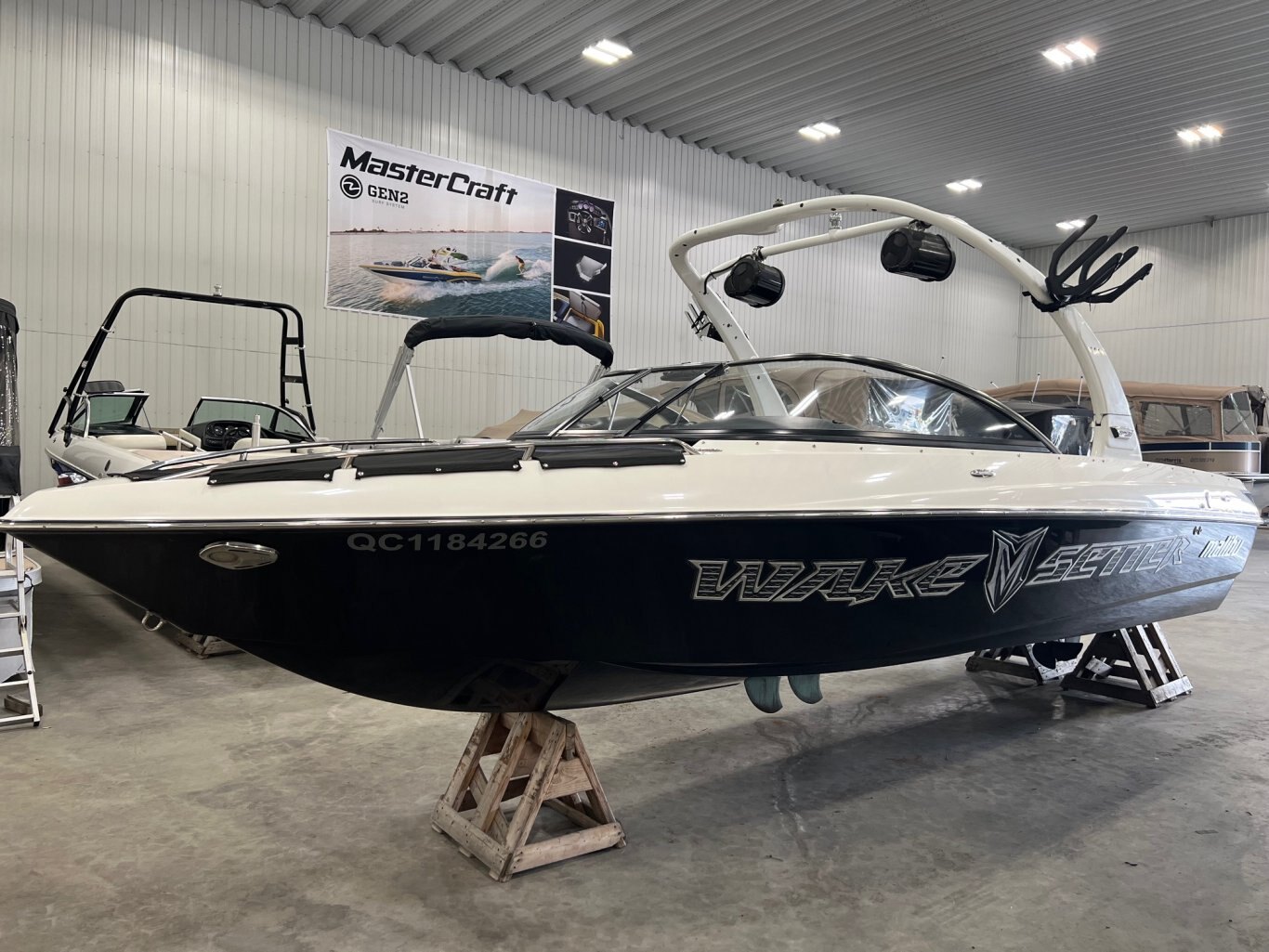 Bateau Malibu Wakesetter VLX 21.6' 2008 Blanc & Noir Moteur Indmar 5.7l 340hp 1053h Tout équipé!
