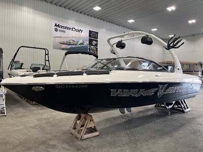 Bateau Malibu Wakesetter VLX 21.6' 2008 Blanc & Noir Moteur Indmar 5.7l 340hp 1053h Tout équipé!