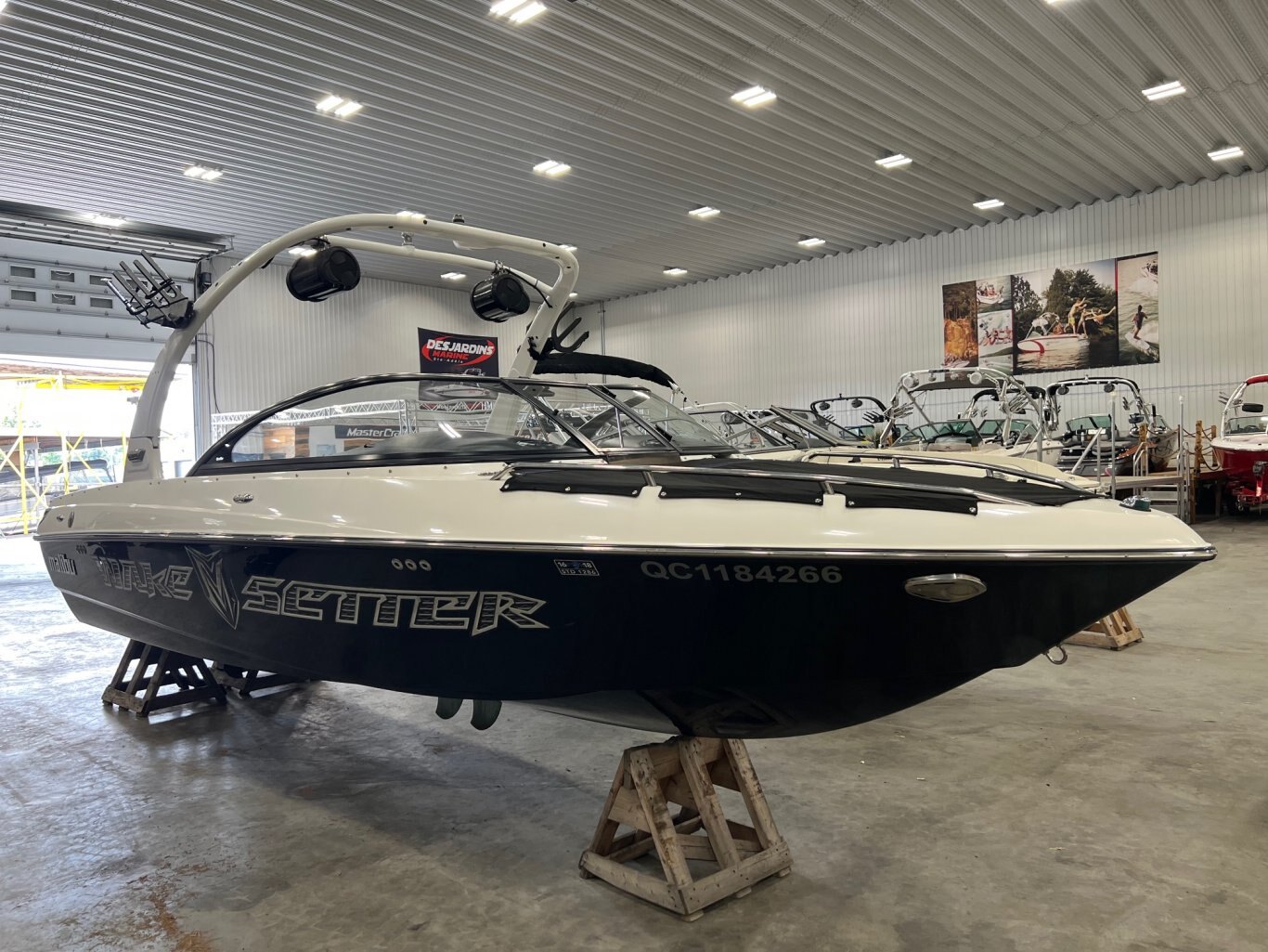 Bateau Malibu Wakesetter VLX 21.6' 2008 Blanc & Noir Moteur Indmar 5.7l 340hp 1053h Tout équipé!