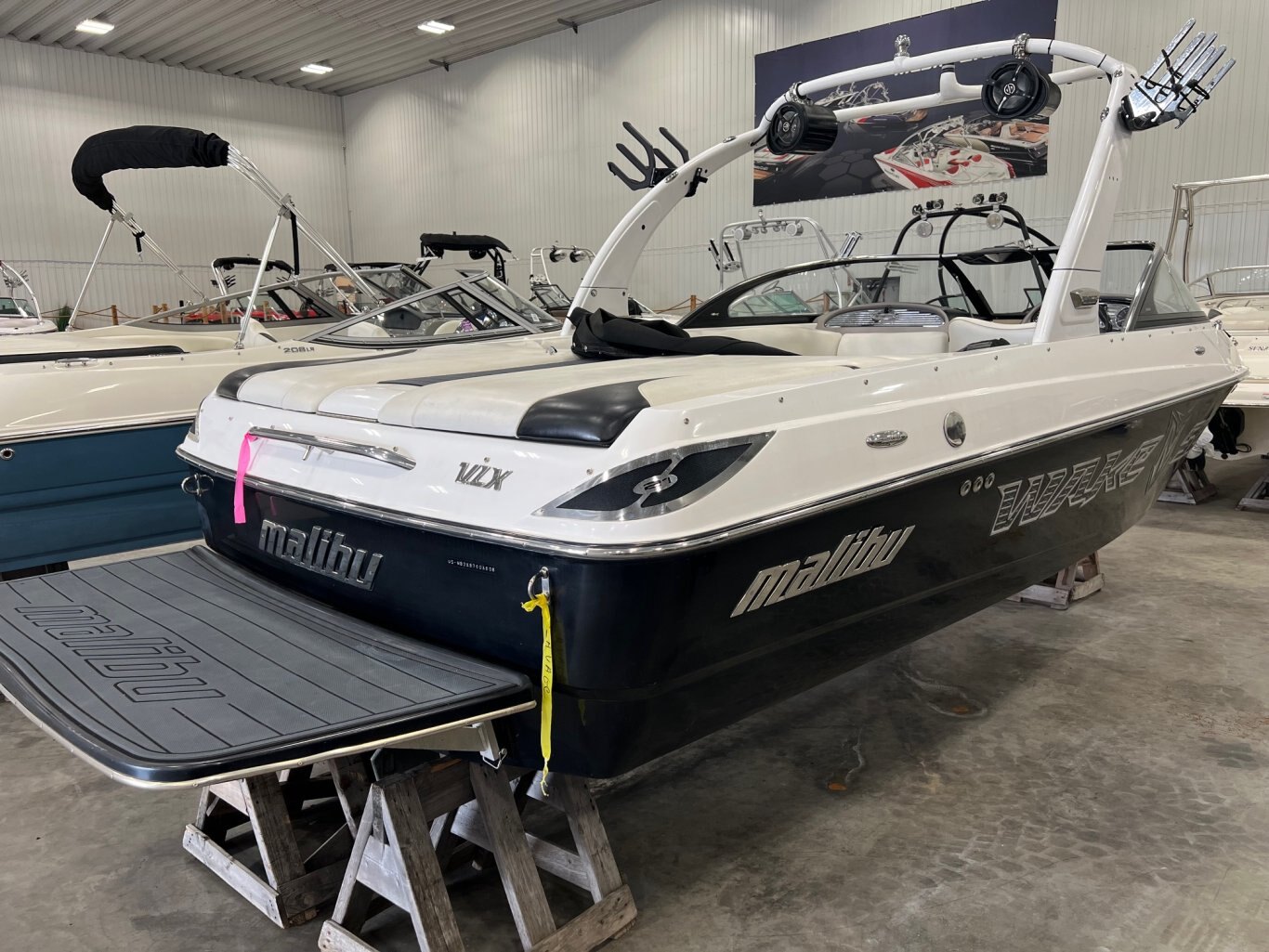 Bateau Malibu Wakesetter VLX 21.6' 2008 Blanc & Noir Moteur Indmar 5.7l 340hp 1053h Tout équipé!