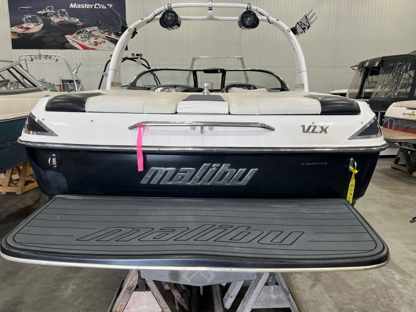 Bateau Malibu Wakesetter VLX 21.6' 2008 Blanc & Noir Moteur Indmar 5.7l 340hp 1053h Tout équipé!