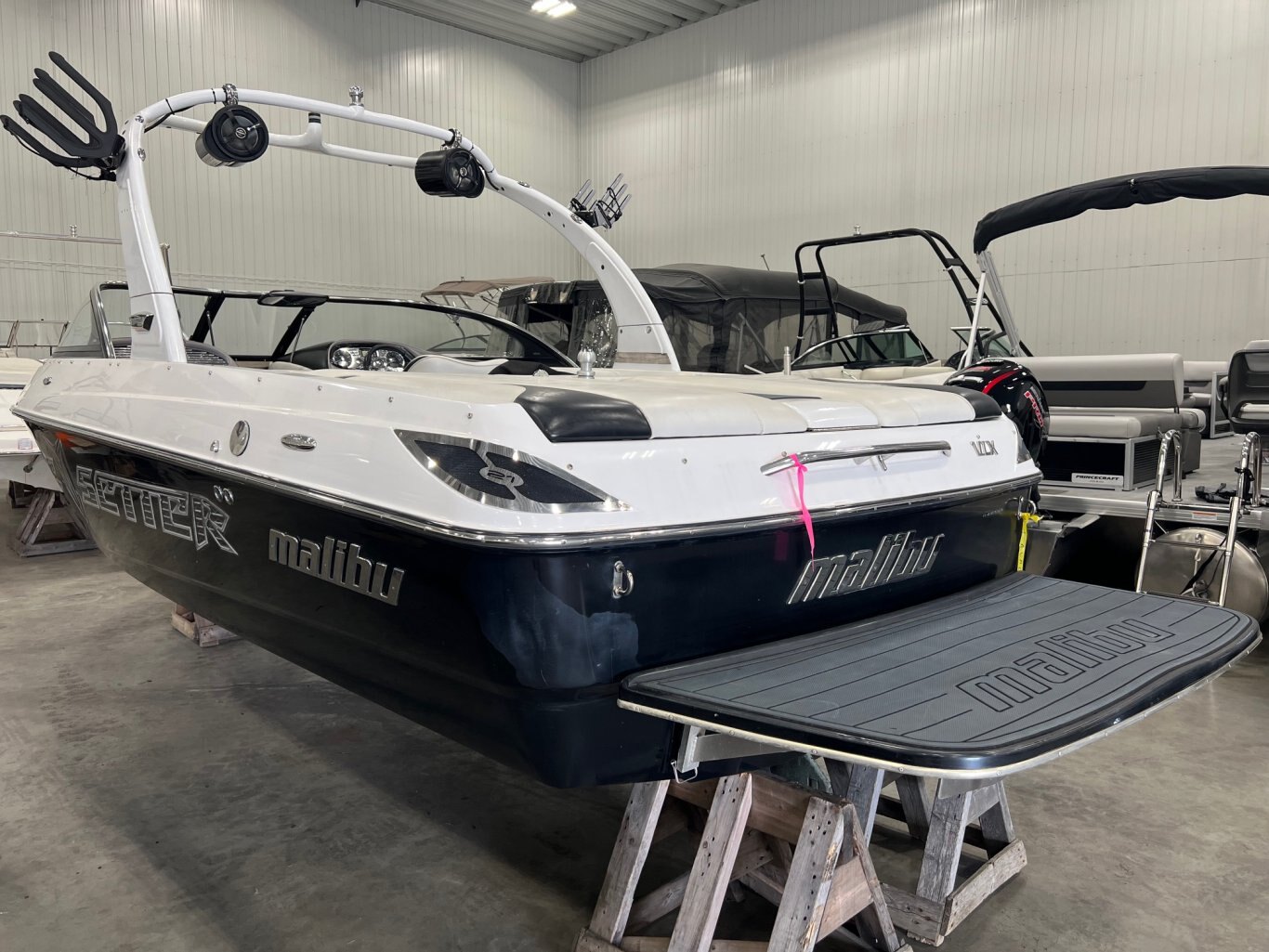 Bateau Malibu Wakesetter VLX 21.6' 2008 Blanc & Noir Moteur Indmar 5.7l 340hp 1053h Tout équipé!