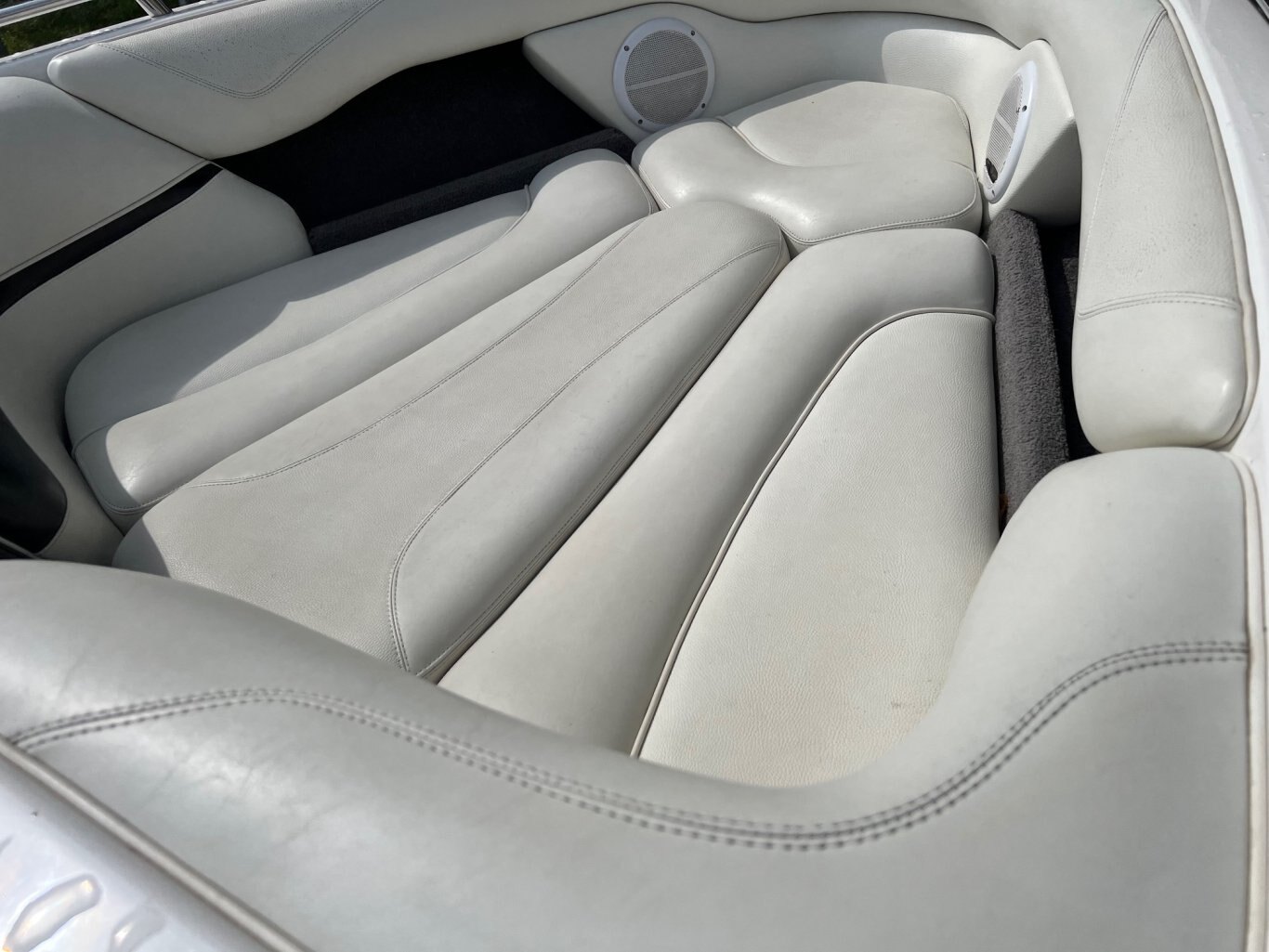 Bateau Malibu Wakesetter VLX 21.6' 2008 Blanc & Noir Moteur Indmar 5.7l 340hp 1053h Tout équipé!