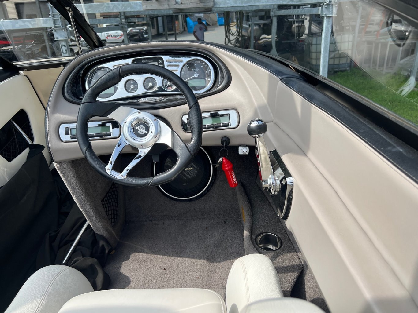 Bateau Malibu Wakesetter VLX 21.6' 2008 Blanc & Noir Moteur Indmar 5.7l 340hp 1053h Tout équipé!