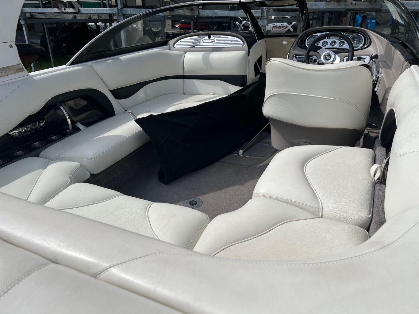 Bateau Malibu Wakesetter VLX 21.6' 2008 Blanc & Noir Moteur Indmar 5.7l 340hp 1053h Tout équipé!