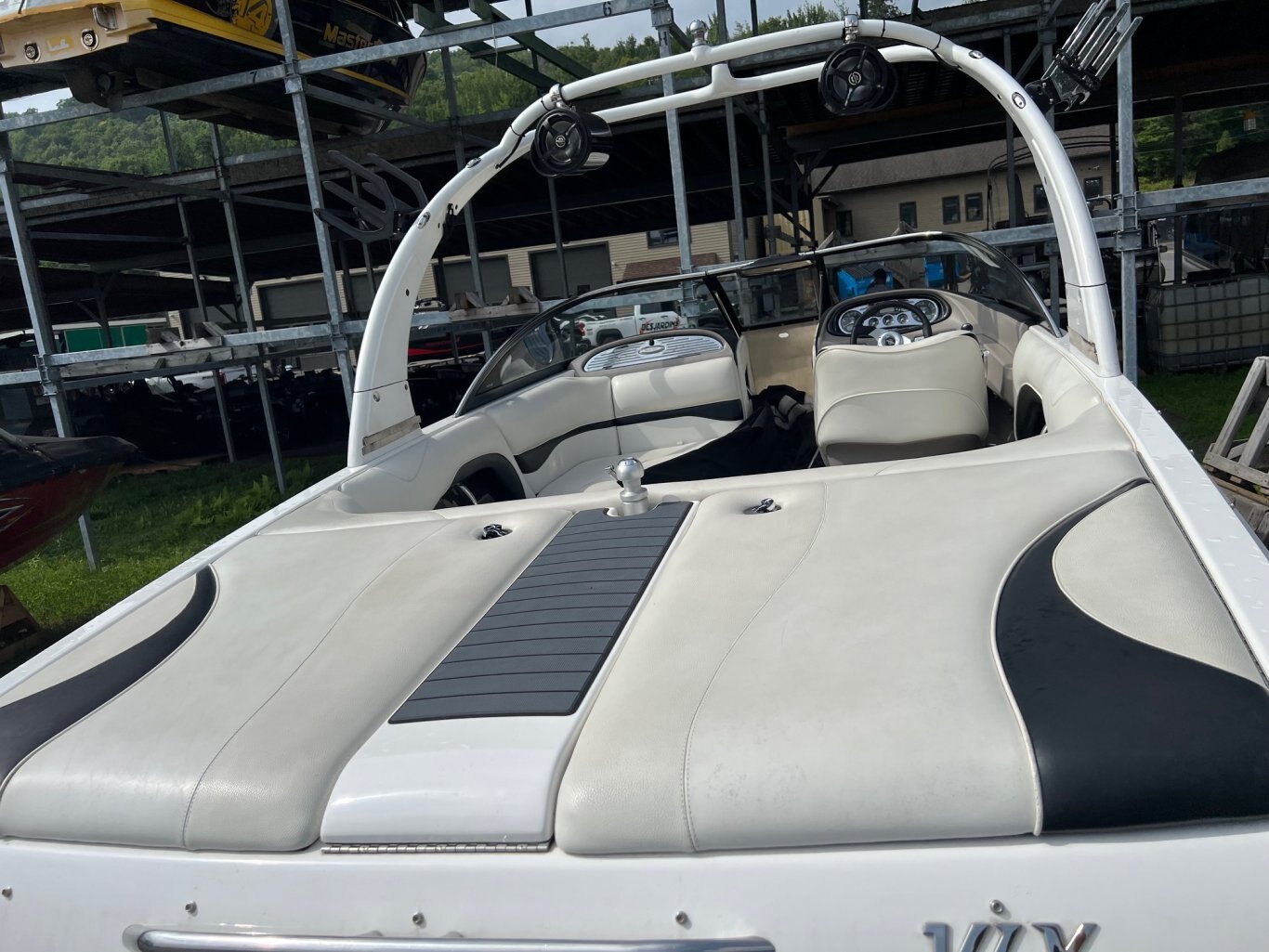 Bateau Malibu Wakesetter VLX 21.6' 2008 Blanc & Noir Moteur Indmar 5.7l 340hp 1053h Tout équipé!