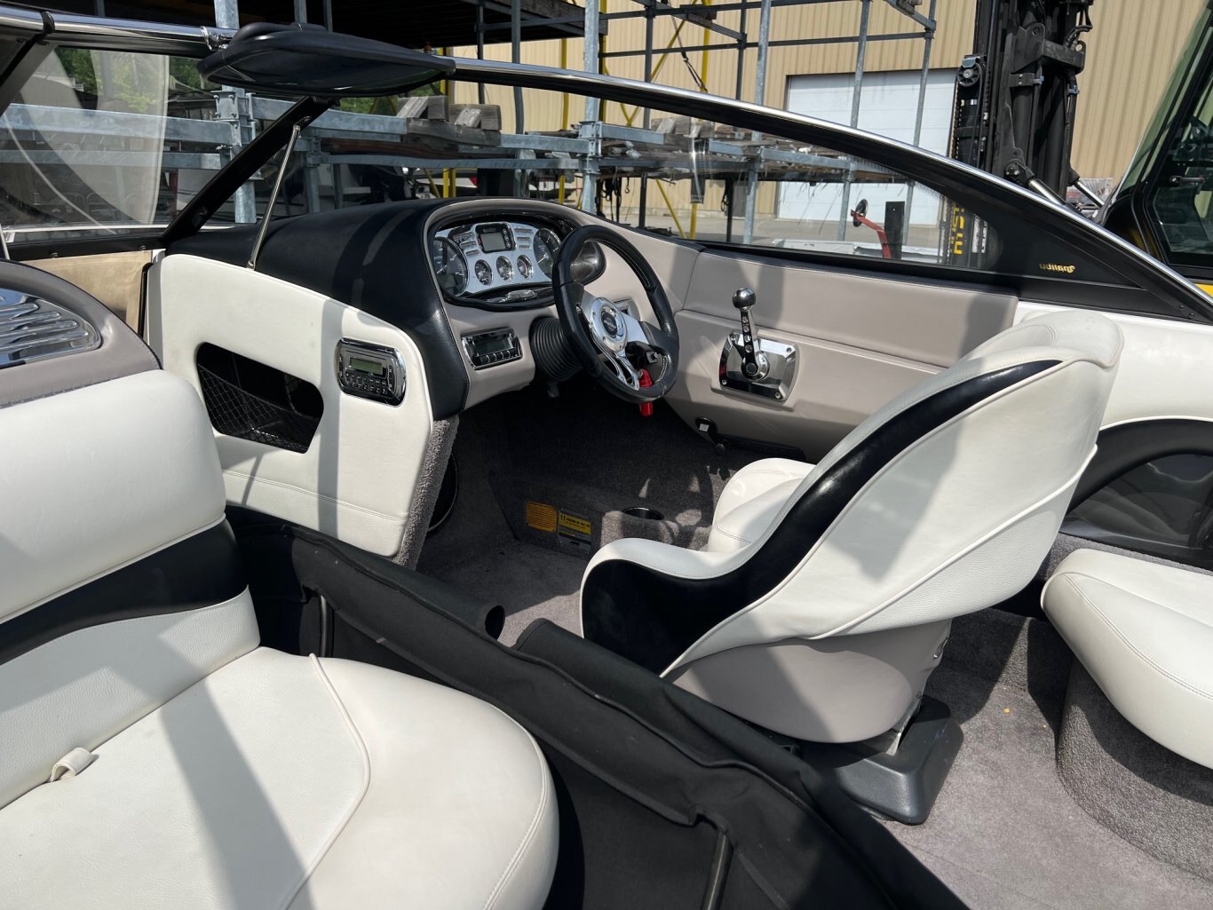 Bateau Malibu Wakesetter VLX 21.6' 2008 Blanc & Noir Moteur Indmar 5.7l 340hp 1053h Tout équipé!