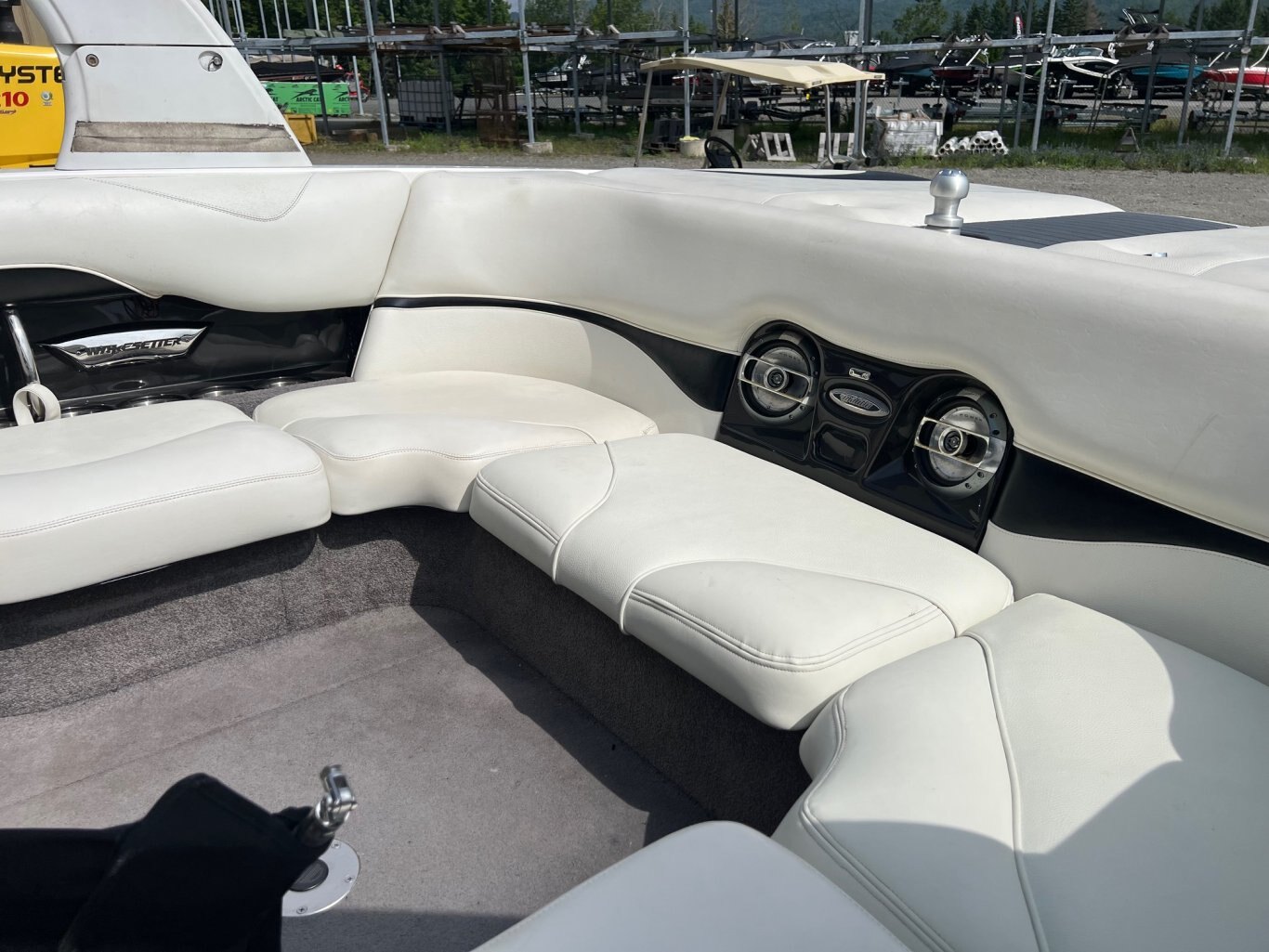 Bateau Malibu Wakesetter VLX 21.6' 2008 Blanc & Noir Moteur Indmar 5.7l 340hp 1053h Tout équipé!