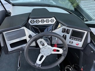 Bateau Mastercraft NXT20 2017 Noir & Gris Moteur 5.7L Ilmor avec 197h, Remorque, Complètement Équipé pour le Wakesurf!