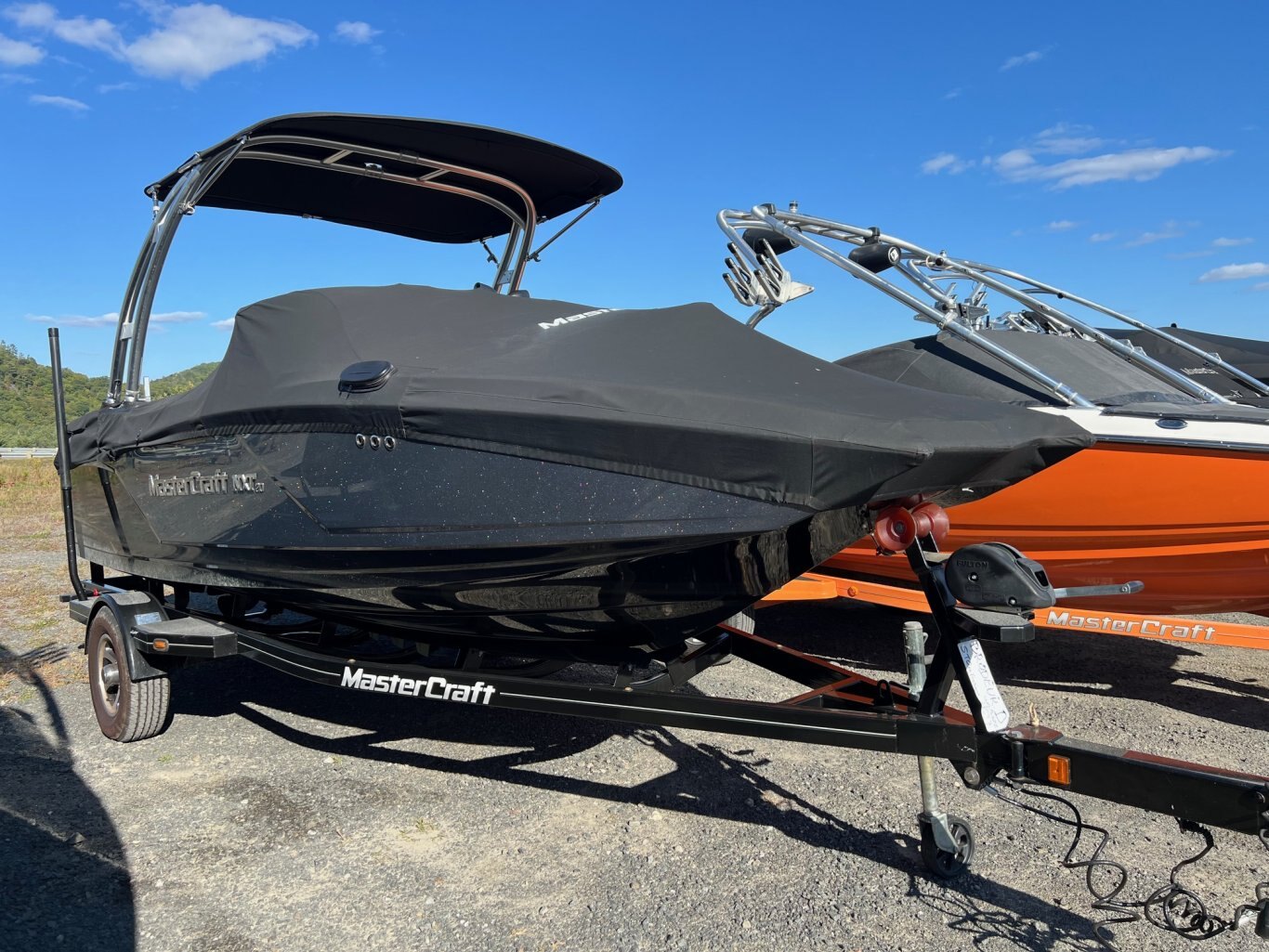 Bateau Mastercraft NXT20 2017 Noir & Gris Moteur 5.7L Ilmor avec 197h, Remorque, Complètement Équipé pour le Wakesurf!