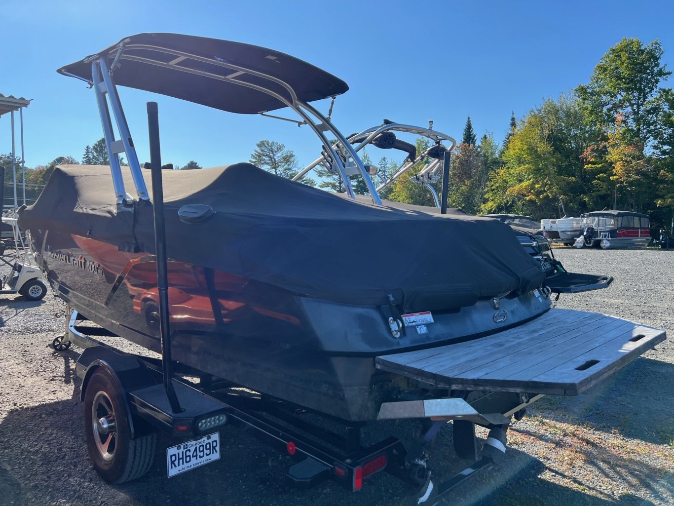 Bateau Mastercraft NXT20 2017 Noir & Gris Moteur 5.7L Ilmor avec 197h, Remorque, Complètement Équipé pour le Wakesurf!