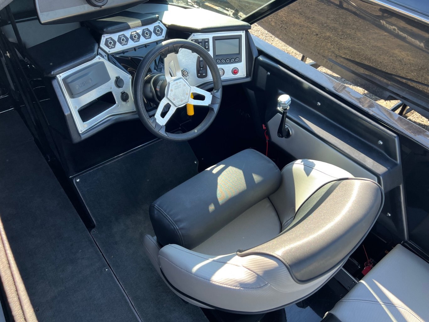 Bateau Mastercraft NXT20 2017 Noir & Gris Moteur 5.7L Ilmor avec 197h, Remorque, Complètement Équipé pour le Wakesurf!