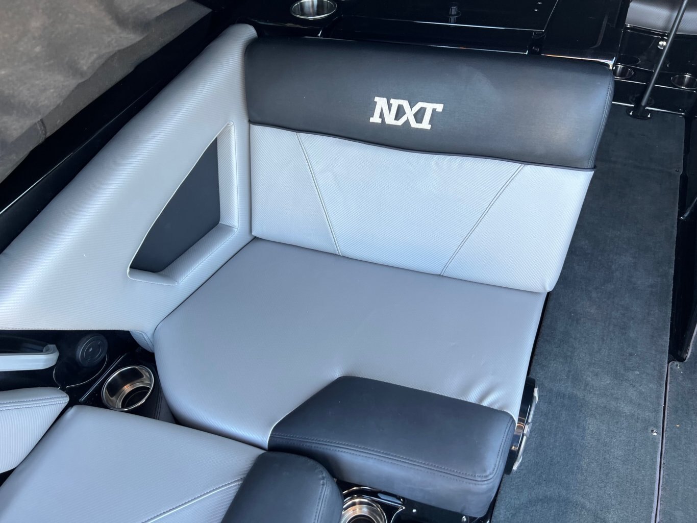 Bateau Mastercraft NXT20 2017 Noir & Gris Moteur 5.7L Ilmor avec 197h, Remorque, Complètement Équipé pour le Wakesurf!