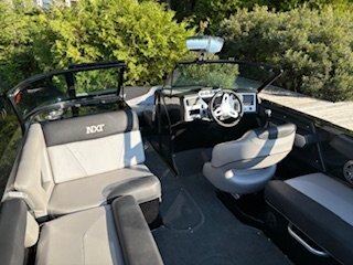 Bateau Mastercraft NXT20 2017 Noir & Gris Moteur 5.7L Ilmor avec 197h, Remorque, Complètement Équipé pour le Wakesurf!