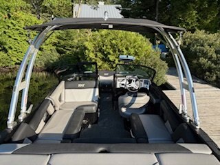 Bateau Mastercraft NXT20 2017 Noir & Gris Moteur 5.7L Ilmor avec 197h, Remorque, Complètement Équipé pour le Wakesurf!