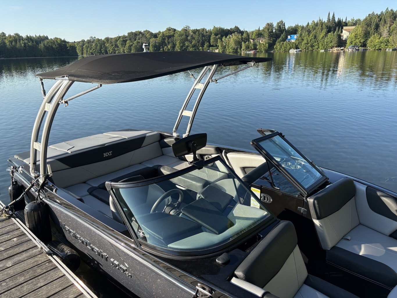 Bateau Mastercraft NXT20 2017 Noir & Gris Moteur 5.7L Ilmor avec 197h, Remorque, Complètement Équipé pour le Wakesurf!
