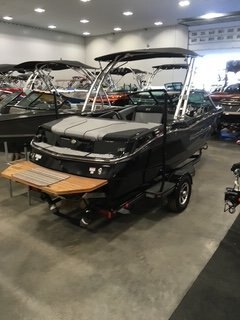 Bateau Mastercraft NXT20 2017 Noir & Gris Moteur 5.7L Ilmor avec 197h, Remorque, Complètement Équipé pour le Wakesurf!