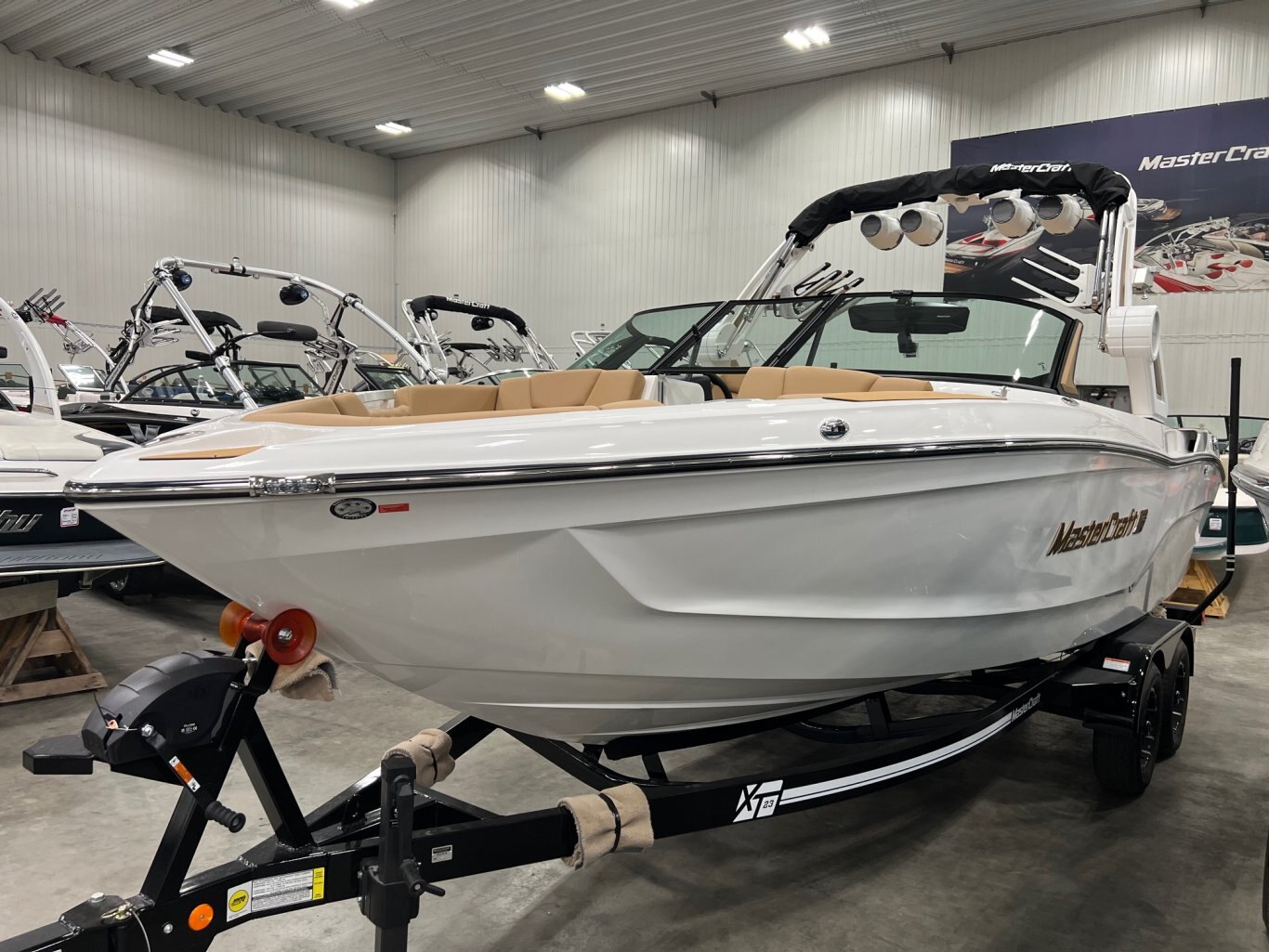 Bateau Mastercraft XT23 2026 Blanc & Tan Moteur Ilmor 5.3l Complètement Équipé pour le Wakesurf!