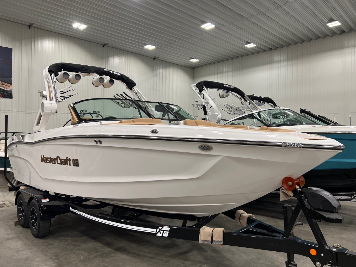 Bateau Mastercraft XT23 2026 Blanc & Tan Moteur Ilmor 5.3l Complètement Équipé pour le Wakesurf!