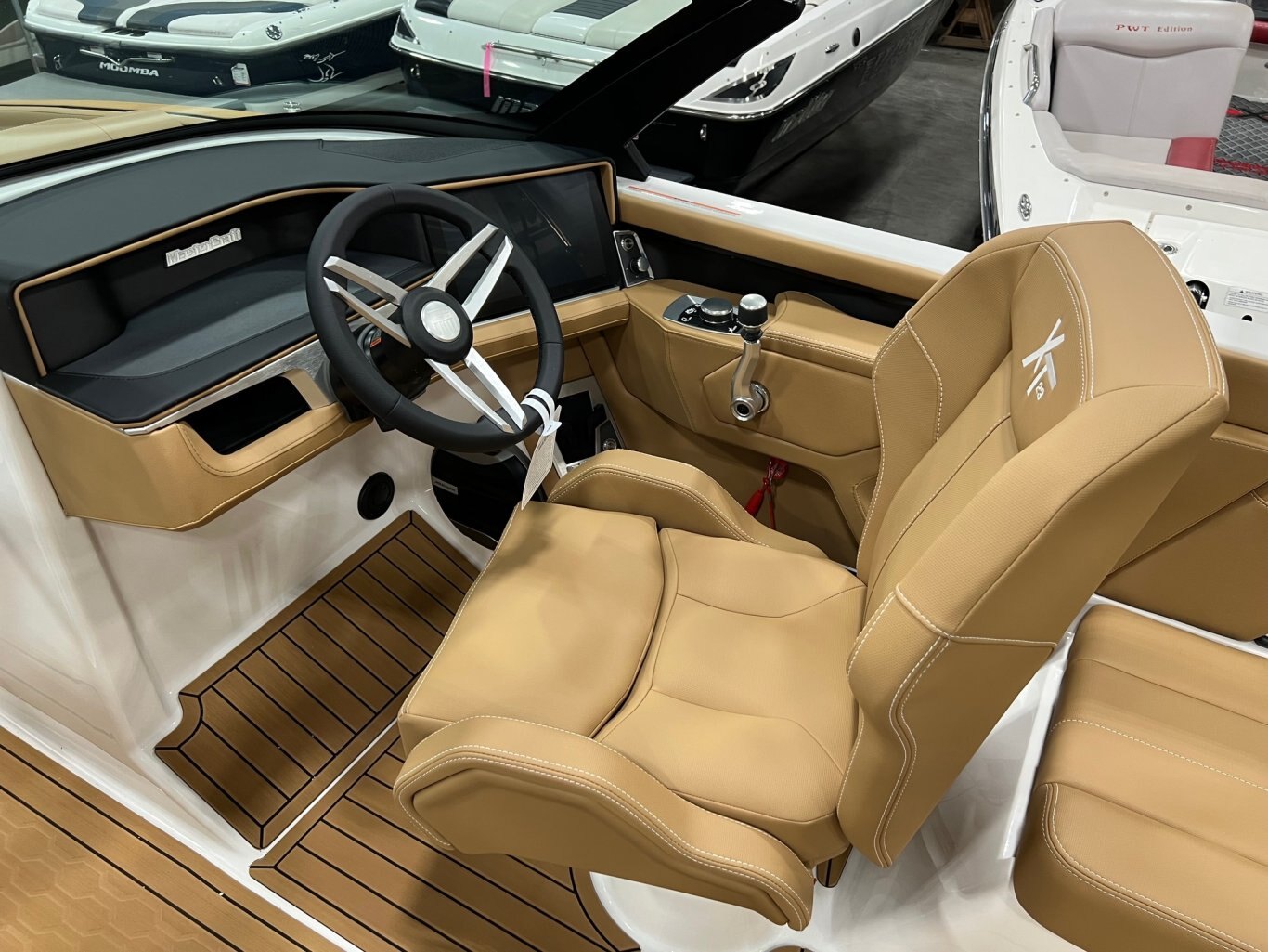 Bateau Mastercraft XT23 2026 Blanc & Tan Moteur Ilmor 5.3l Complètement Équipé pour le Wakesurf!