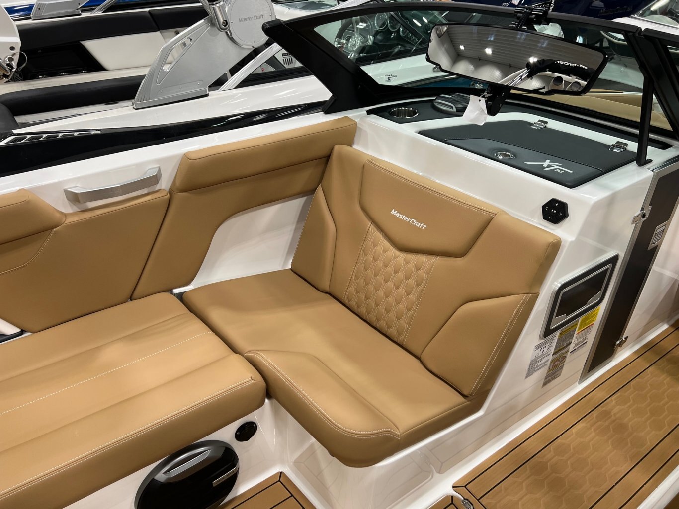 Bateau Mastercraft XT23 2026 Blanc & Tan Moteur Ilmor 5.3l Complètement Équipé pour le Wakesurf!