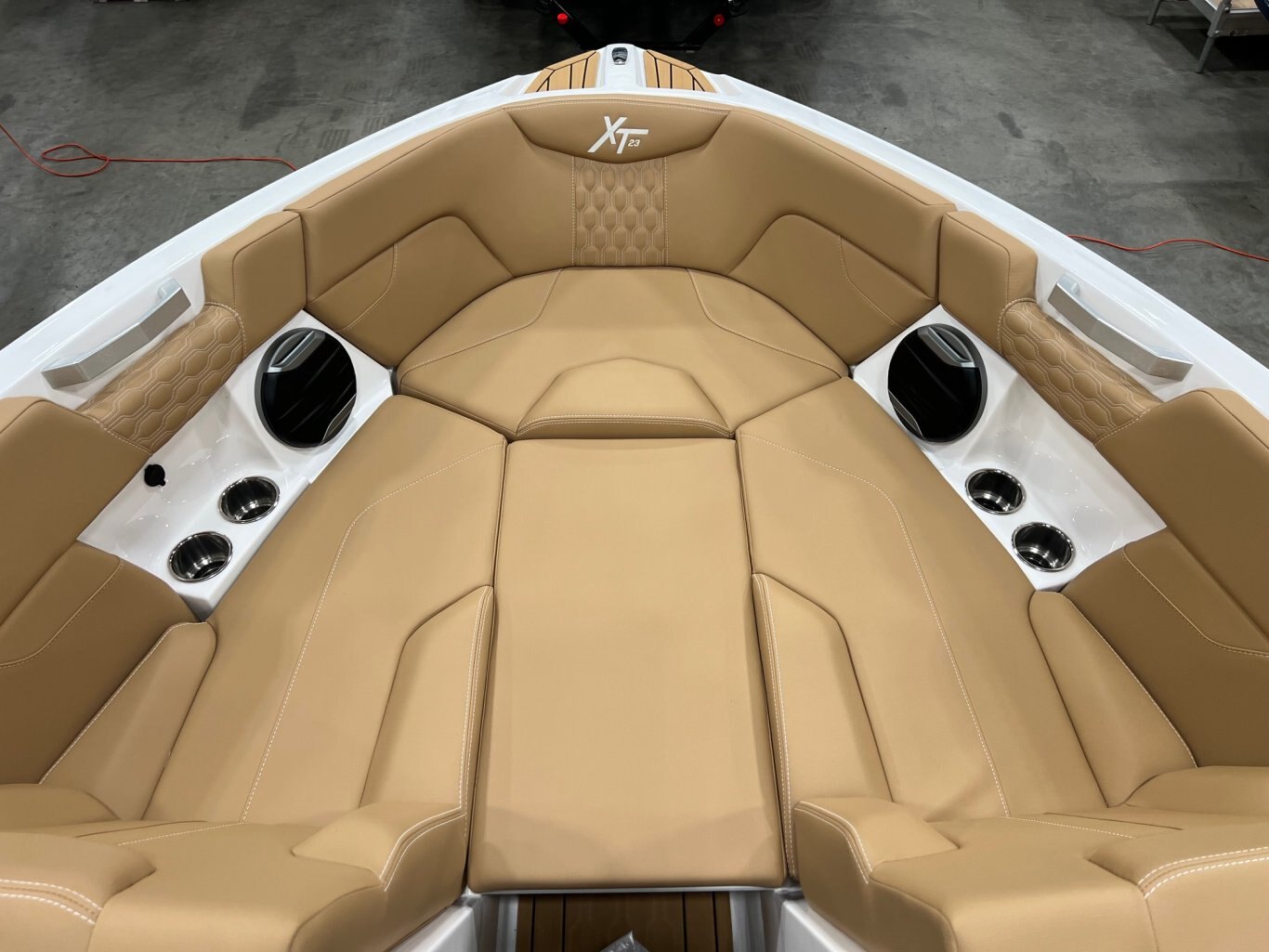Bateau Mastercraft XT23 2026 Blanc & Tan Moteur Ilmor 5.3l Complètement Équipé pour le Wakesurf!