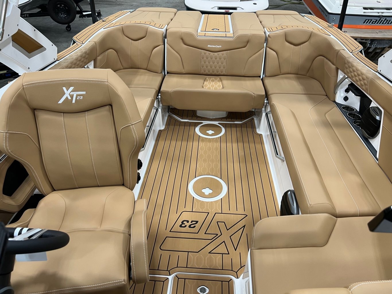 Bateau Mastercraft XT23 2026 Blanc & Tan Moteur Ilmor 5.3l Complètement Équipé pour le Wakesurf!