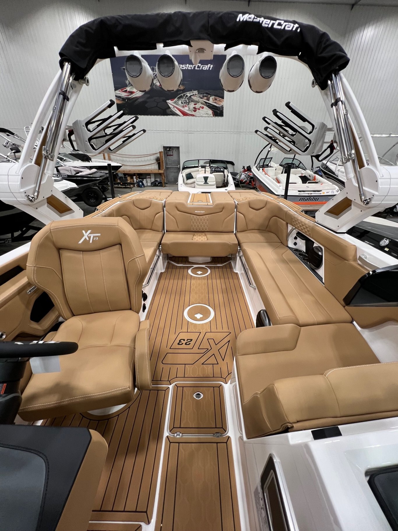 Bateau Mastercraft XT23 2026 Blanc & Tan Moteur Ilmor 5.3l Complètement Équipé pour le Wakesurf!