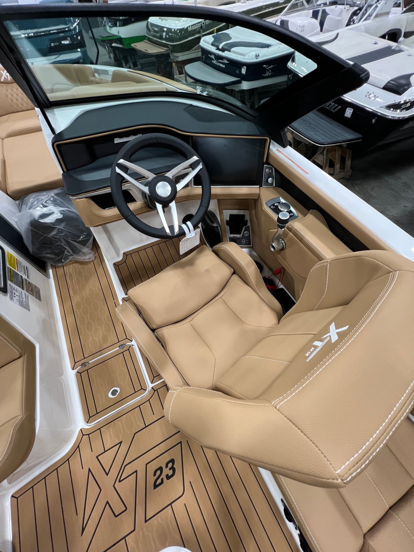 Bateau Mastercraft XT23 2026 Blanc & Tan Moteur Ilmor 5.3l Complètement Équipé pour le Wakesurf!