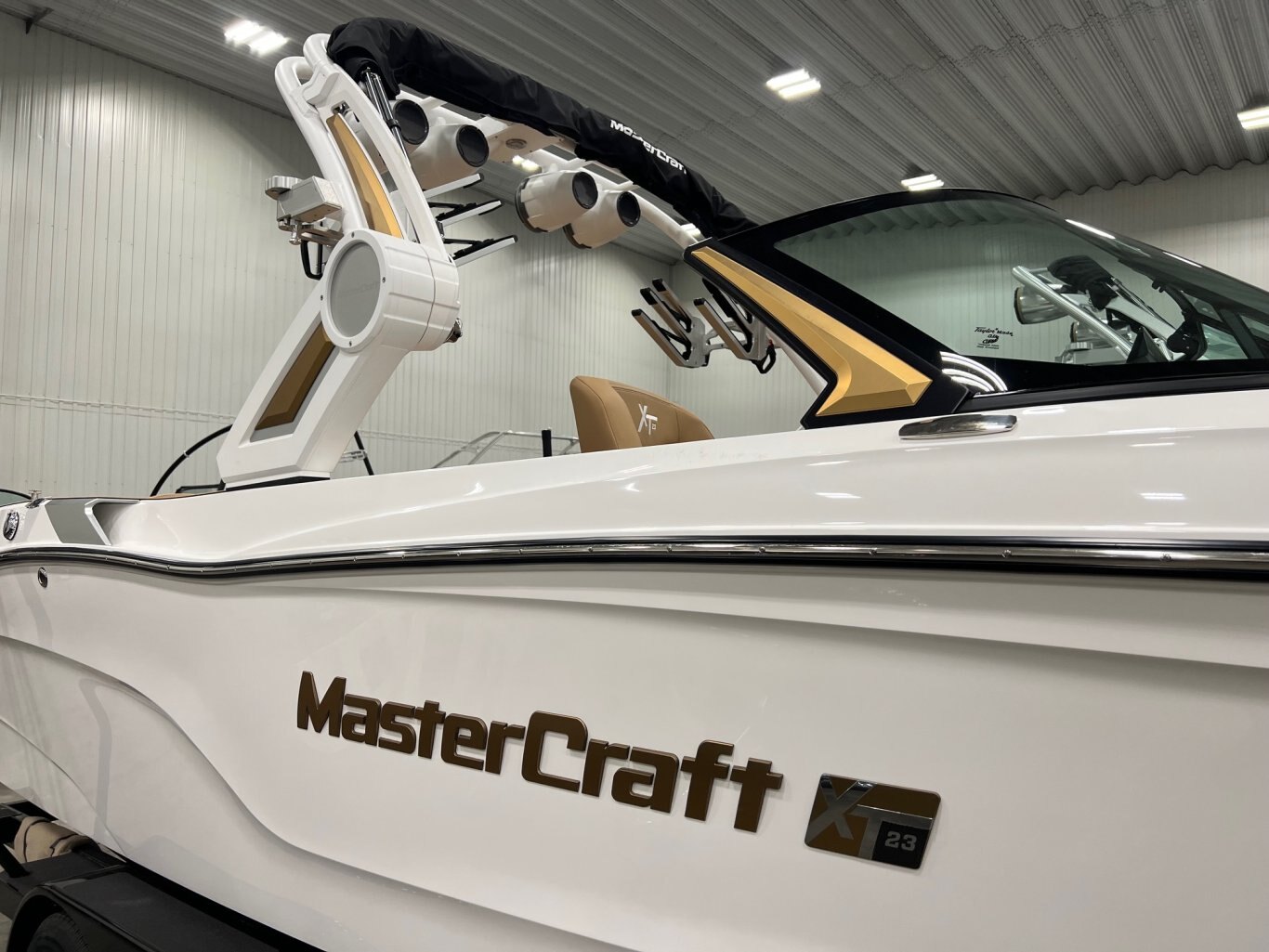 Bateau Mastercraft XT23 2026 Blanc & Tan Moteur Ilmor 5.3l Complètement Équipé pour le Wakesurf!