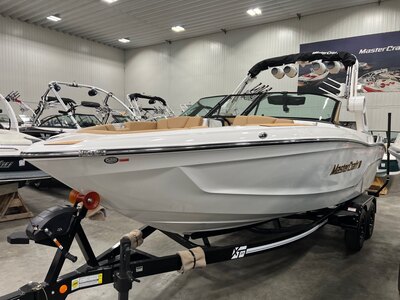 Bateau Mastercraft XT23 2026 Blanc & Tan Moteur Ilmor 5.3l Complètement Équipé pour le Wakesurf!