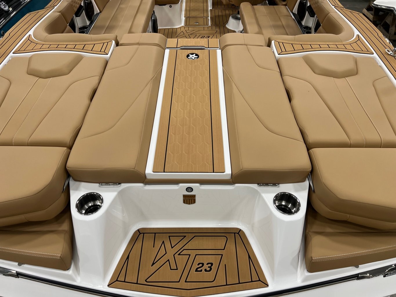 Bateau Mastercraft XT23 2026 Blanc & Tan Moteur Ilmor 5.3l Complètement Équipé pour le Wakesurf!