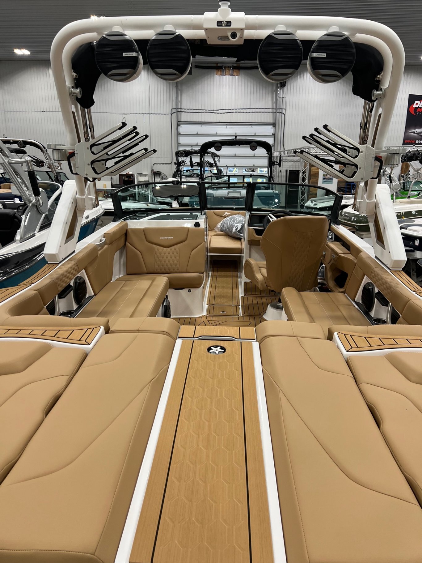 Bateau Mastercraft XT23 2026 Blanc & Tan Moteur Ilmor 5.3l Complètement Équipé pour le Wakesurf!