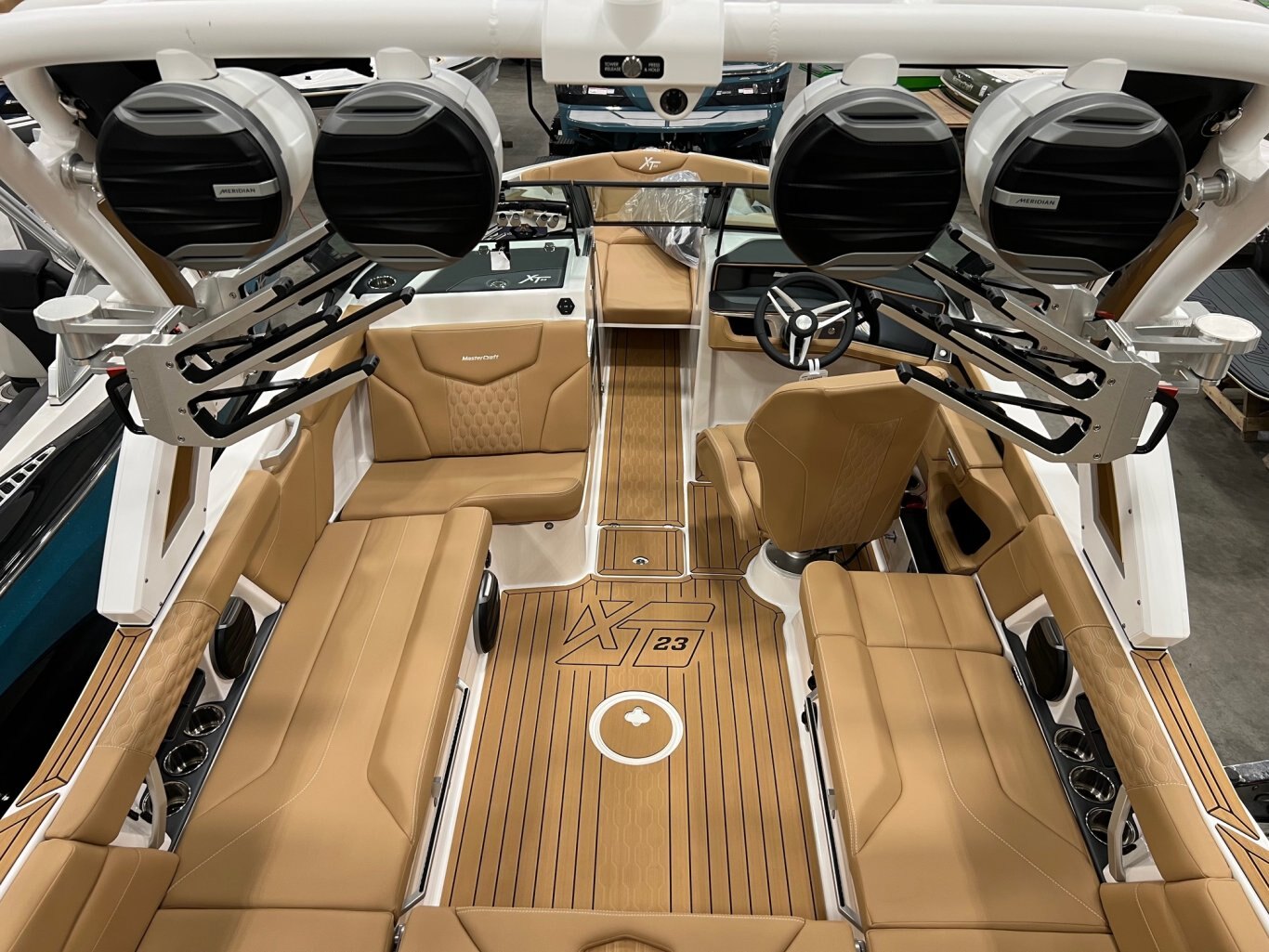 Bateau Mastercraft XT23 2026 Blanc & Tan Moteur Ilmor 5.3l Complètement Équipé pour le Wakesurf!