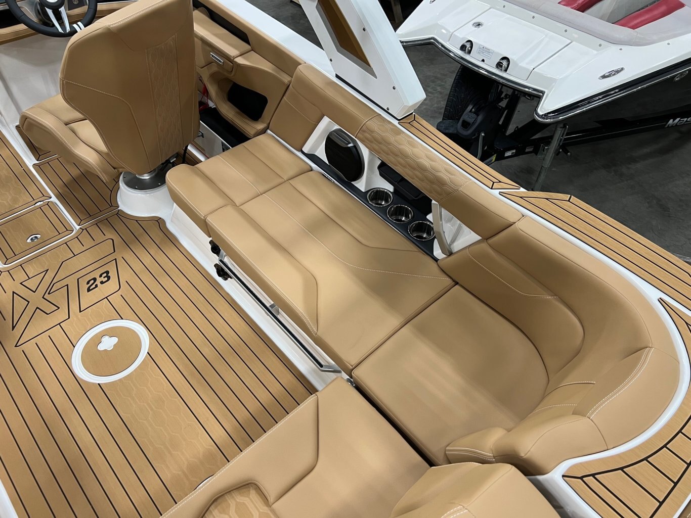Bateau Mastercraft XT23 2026 Blanc & Tan Moteur Ilmor 5.3l Complètement Équipé pour le Wakesurf!