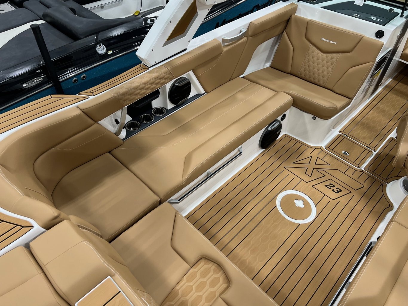 Bateau Mastercraft XT23 2026 Blanc & Tan Moteur Ilmor 5.3l Complètement Équipé pour le Wakesurf!