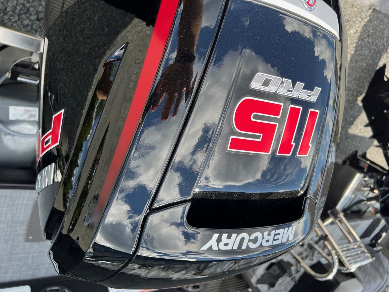 Ponton Princecraft Vectra 23RL 2026 Noir Sport Moteur Mercury 115hp Pro XS, Toit Campeur, Table, Système de sons Kicker & plus !