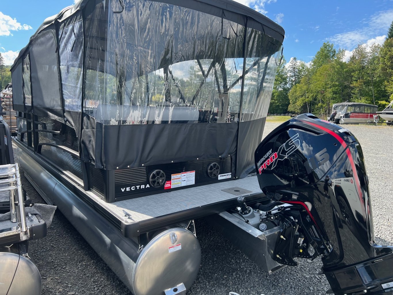 Ponton Princecraft Vectra 23RL 2026 Noir Sport Moteur Mercury 115hp Pro XS, Toit Campeur, Table, Système de sons Kicker & plus !