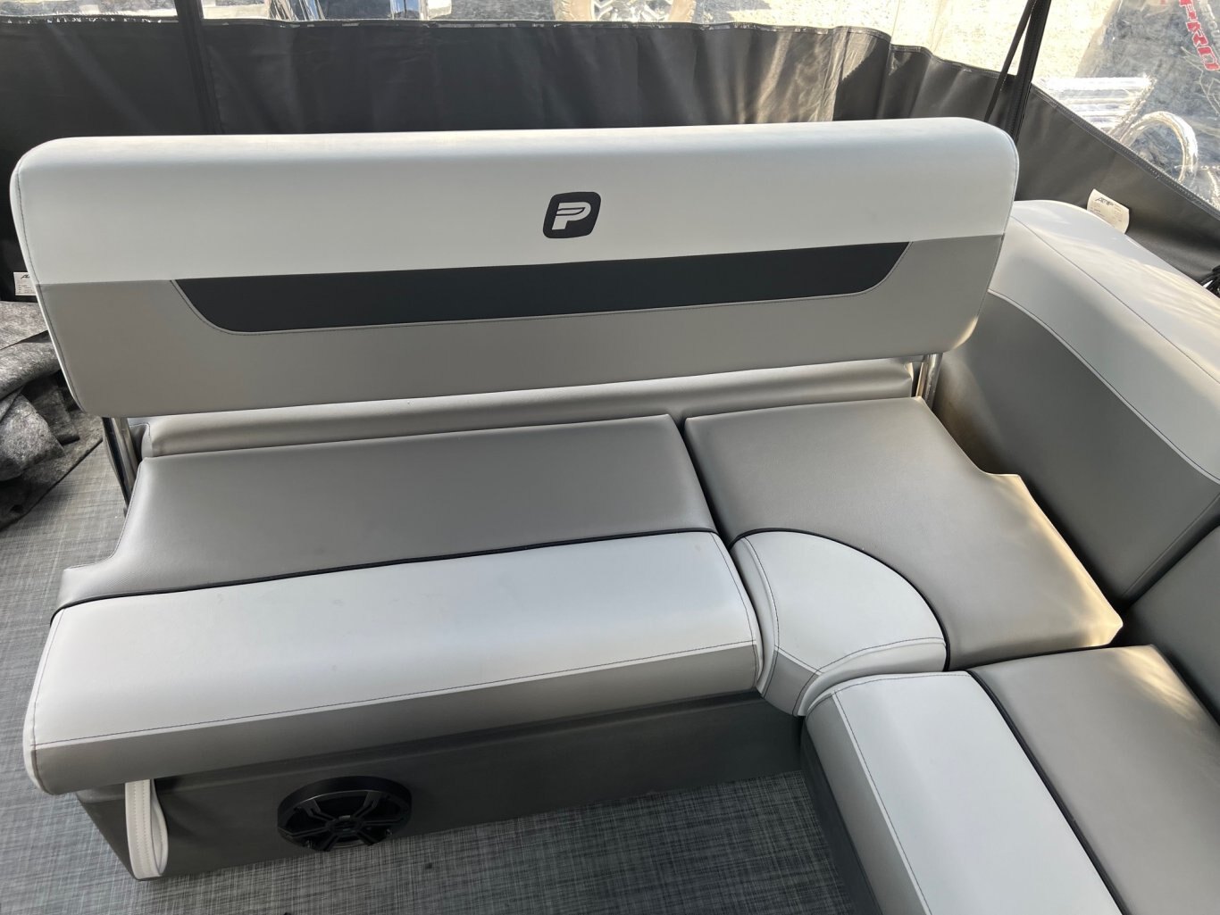 Ponton Princecraft Vectra 23RL 2026 Noir Sport Moteur Mercury 115hp Pro XS, Toit Campeur, Table, Système de sons Kicker & plus !