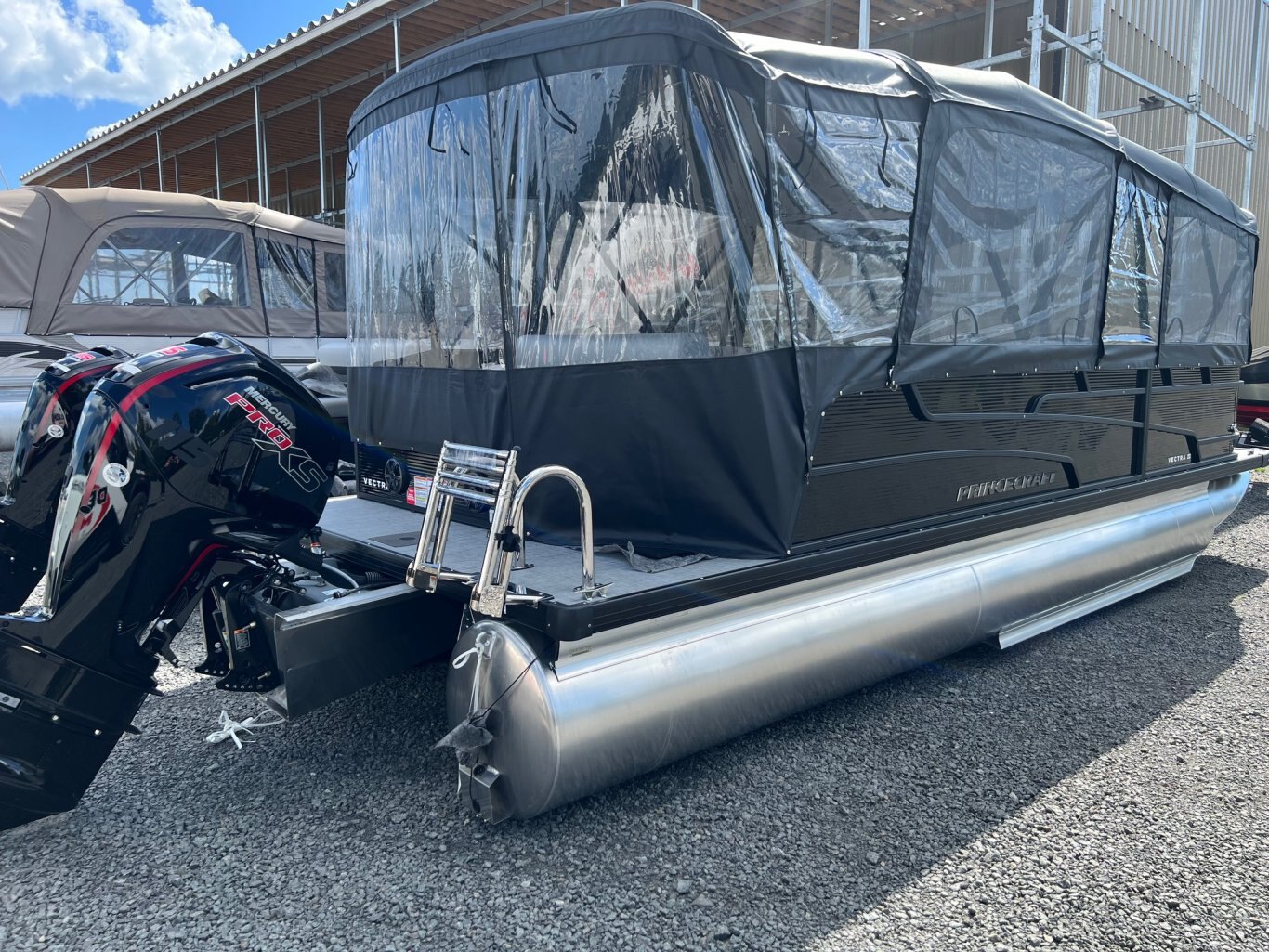 Ponton Princecraft Vectra 23RL 2026 Noir Sport Moteur Mercury 115hp Pro XS, Toit Campeur, Table, Système de sons Kicker & plus !