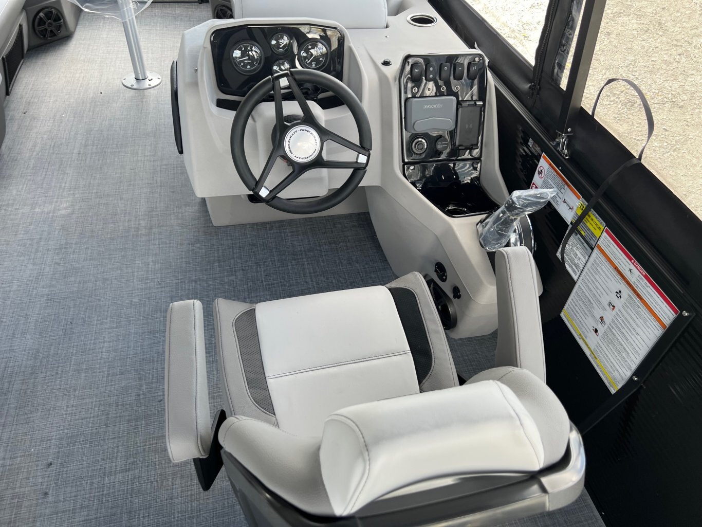 Ponton Princecraft Vectra 23RL 2026 Noir Sport Moteur Mercury 115hp Pro XS, Toit Campeur, Table, Système de sons Kicker & plus !