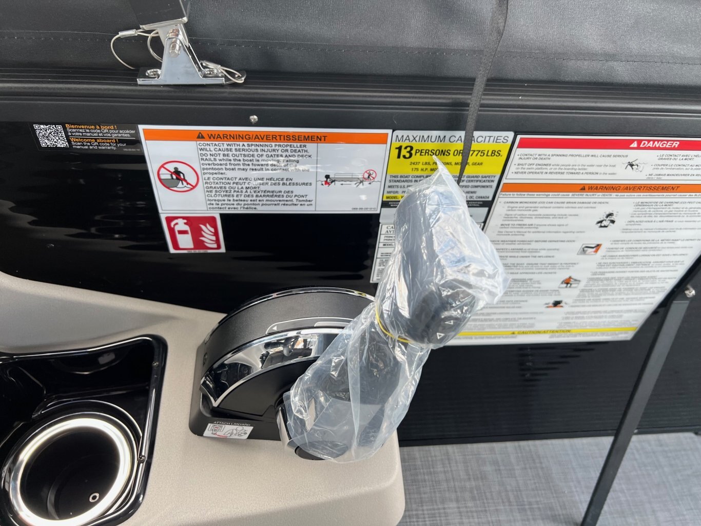 Ponton Princecraft Vectra 23RL 2026 Noir Sport Moteur Mercury 115hp Pro XS, Toit Campeur, Table, Système de sons Kicker & plus !