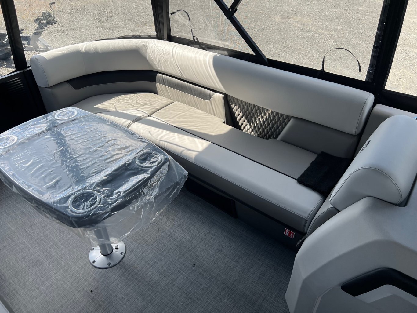 Ponton Princecraft Vectra 23RL 2026 Noir Sport Moteur Mercury 115hp Pro XS, Toit Campeur, Table, Système de sons Kicker & plus !