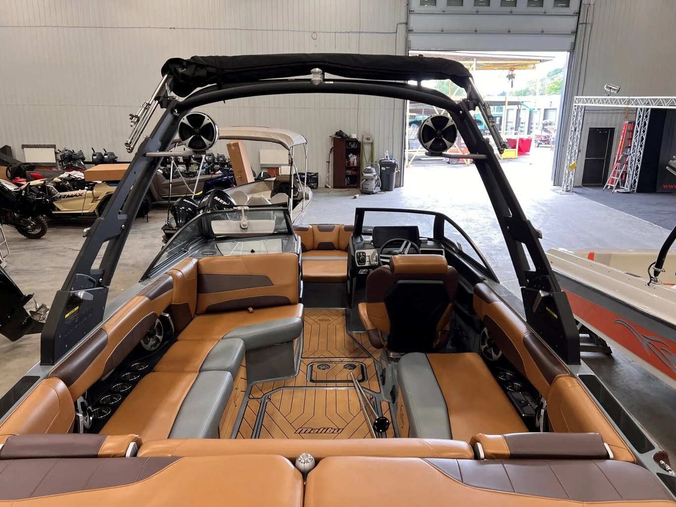 Bateau Malibu Wakesetter LSV22 2019 Noir & Gris Moteur Monsoon M5Di 146h, Remorque, Complètement Équipé!