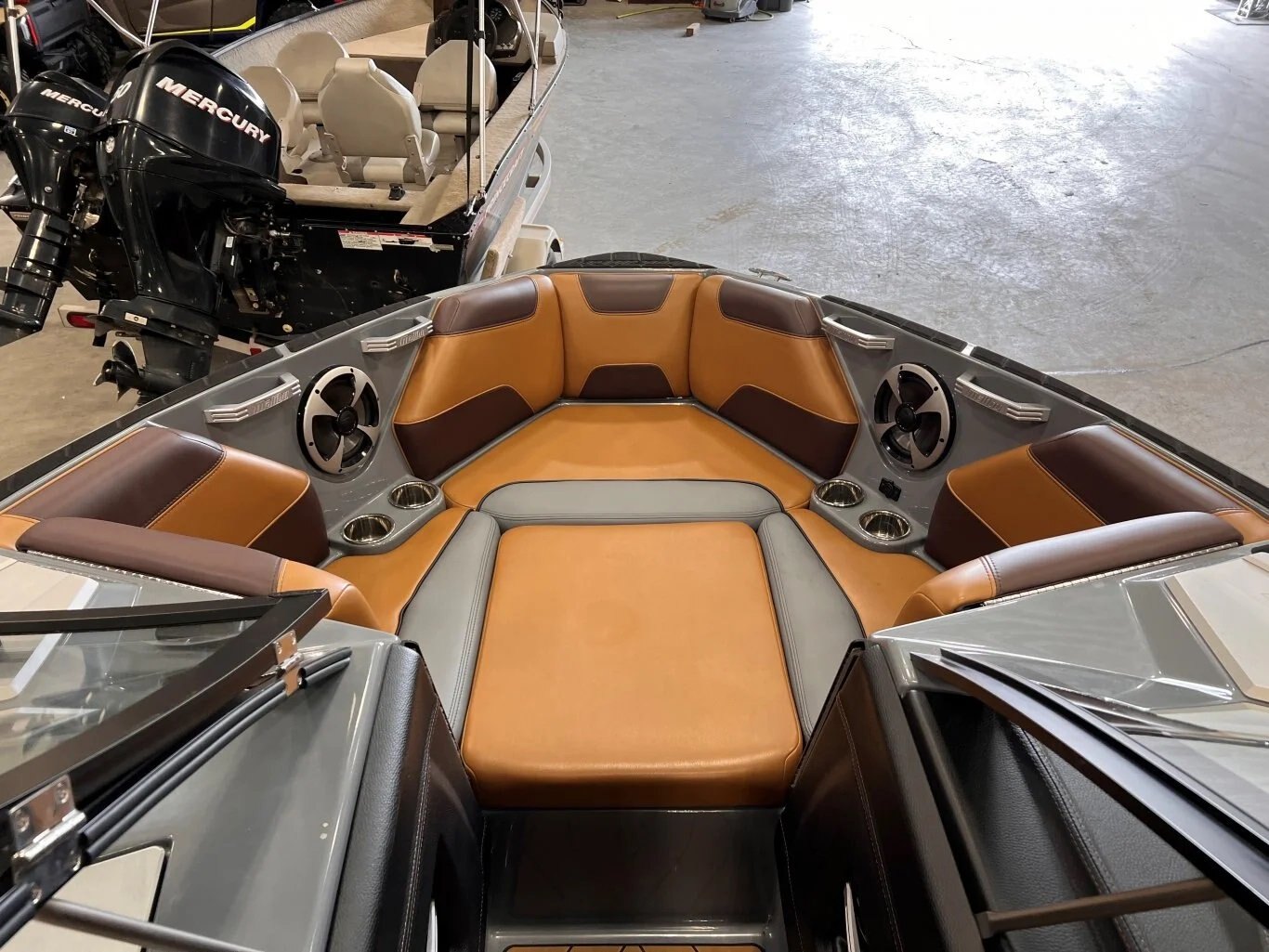 Bateau Malibu Wakesetter LSV22 2019 Noir & Gris Moteur Monsoon M5Di 146h, Remorque, Complètement Équipé!