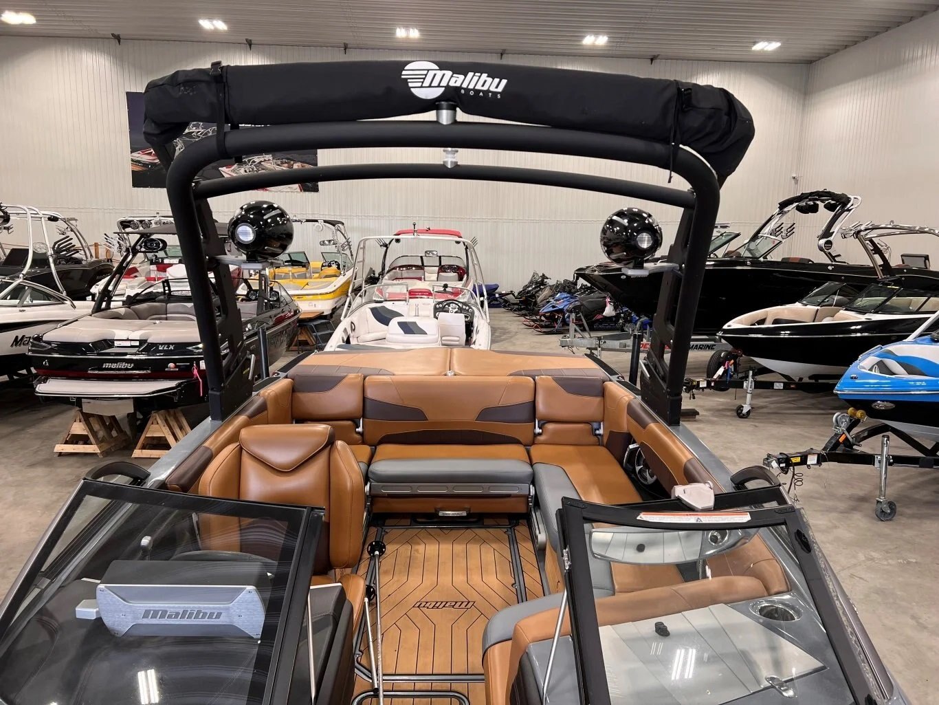 Bateau Malibu Wakesetter LSV22 2019 Noir & Gris Moteur Monsoon M5Di 146h, Remorque, Complètement Équipé!