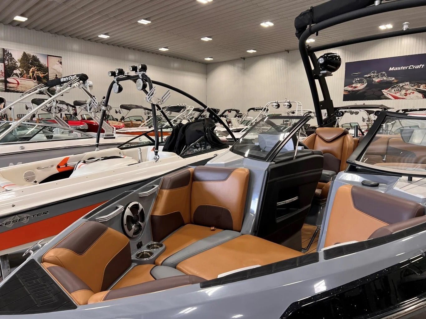 Bateau Malibu Wakesetter LSV22 2019 Noir & Gris Moteur Monsoon M5Di 146h, Remorque, Complètement Équipé!