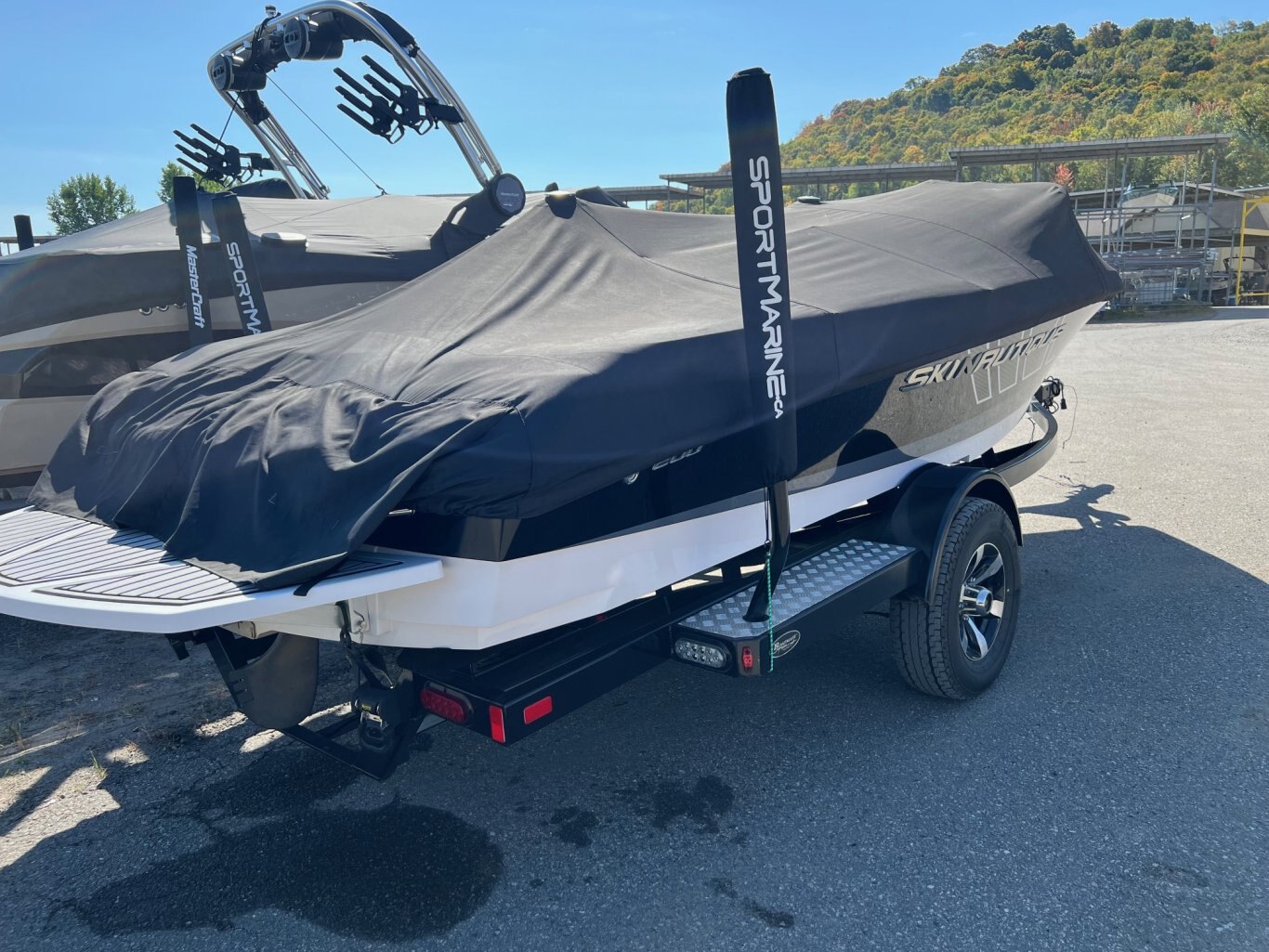 Bateau Correct Craft Ski Nautique 200 2014 Noir & Blanc avec Moteur PCM RZ409 385 heures, Remorque, Pour le Slalom !