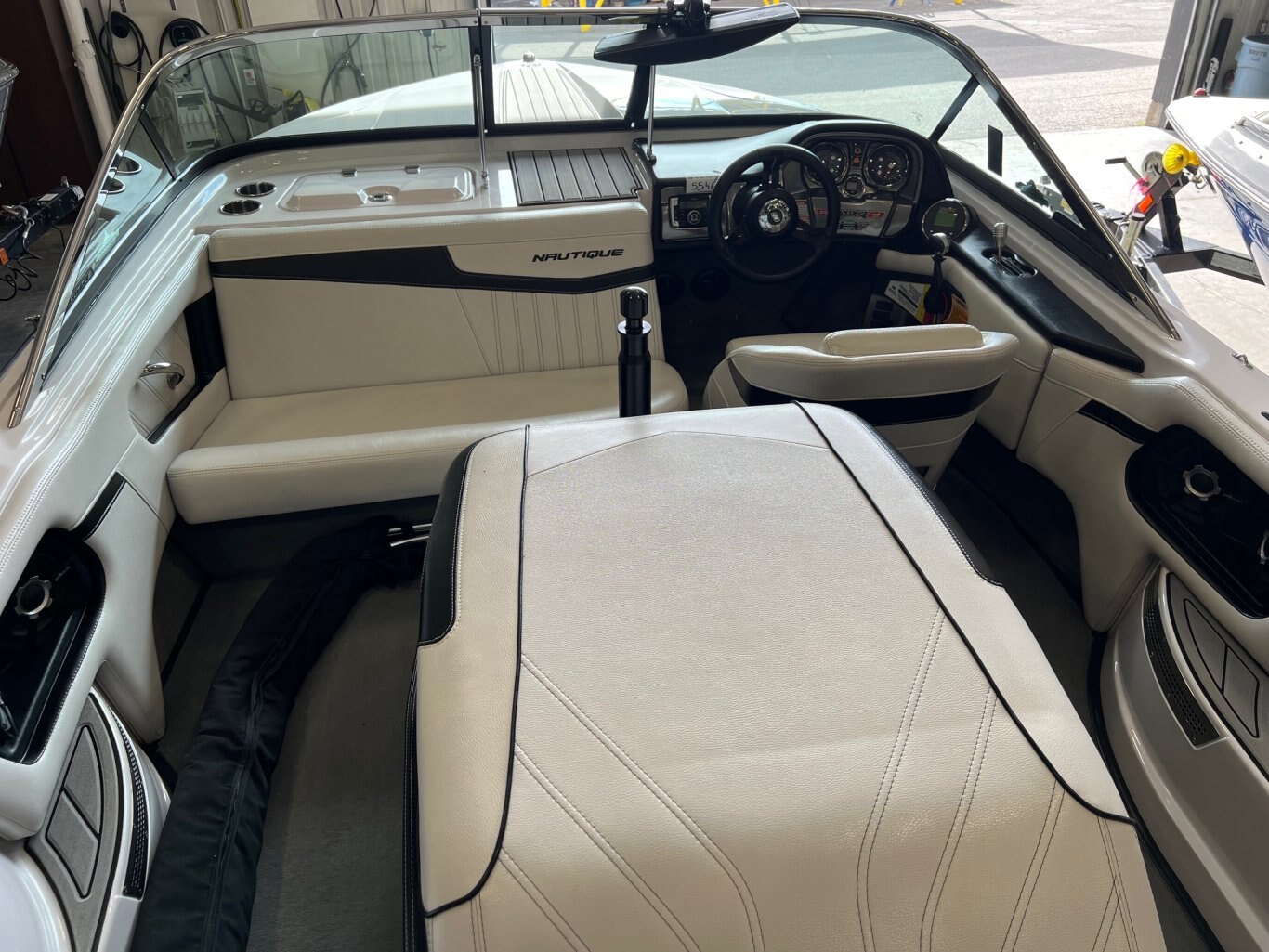 Bateau Correct Craft Ski Nautique 200 2014 Noir & Blanc avec Moteur PCM RZ409 385 heures, Remorque, Pour le Slalom !